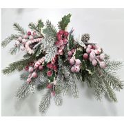 Новогодний букет (ель, шишки, ягоды, конфета, снег)