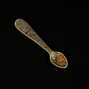 Сувенир кошельковый «Ложка-загребушка. Рука», латунь, янтарь, 3,2х0,6х0,3 см
